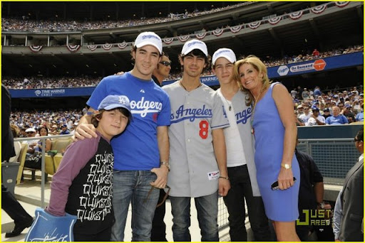 Jonas Brothers con Camilla Belle en el Juego! Jonas-brothers-la-dodgers-game-01