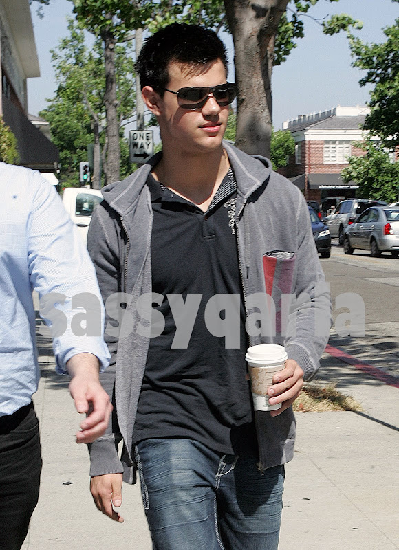 Taylor Lautner na ulici Taylor-Lautner-Coffee