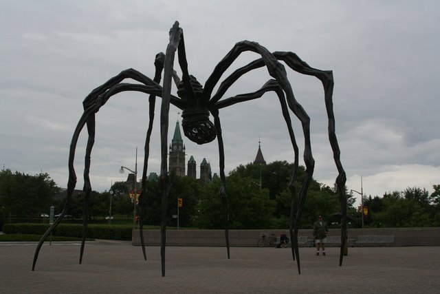 La araña que odiaba el Palamento, Ontario, Canada 20-strange-sculptures-pI-spider