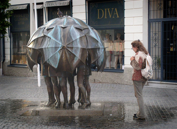 Čudne statue širom sveta - Page 3 12-odd-and-bizarre-fountains-women-under-umbrella