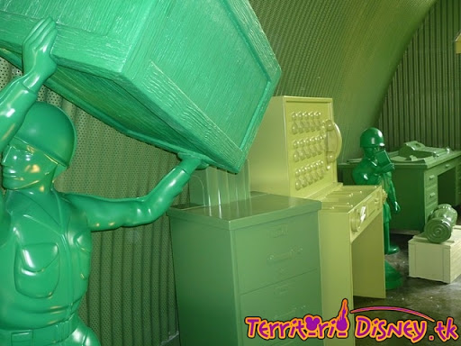 TOY SOLDIERS PARACHUTE DROP (WD STUDIOS) Toystory8