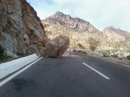 IMAGENES DEL TEMBLOR BAJA CALIFORNIA Derrumba-carretera%20la%20rumorosa