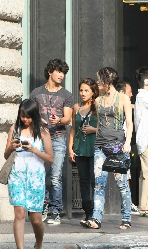 Joe Jonas AMA a las cantantes de Jordin Sparks Joe-jonas-soho-stud-01a