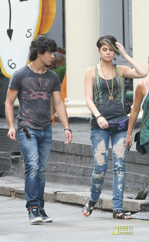 Joe Jonas AMA a las cantantes de Jordin Sparks Joe-jonas-soho-stud-08