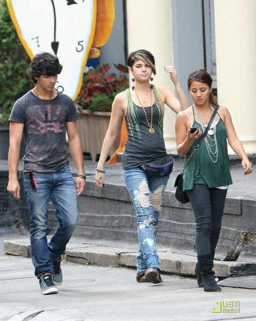 Joe Jonas AMA a las cantantes de Jordin Sparks Joe-jonas-soho-stud-04b