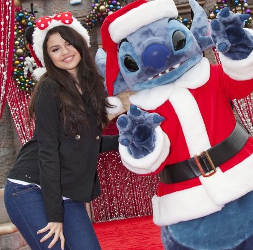 Seguir Viviendo!....--->Joe & Tu<--- - Página 8 Selena-gomez-santa-stitch-disneyland