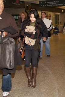 صور فانيسا مع دبدوبها VanessaHudgens8Dec2007A