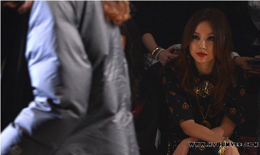 [Pics][27.03.13] Dự "F/W 2013 Seoul Fashion Week" của nhà thiết kế Steve J & Yoni P 86_7_a85e08a88c2cc65