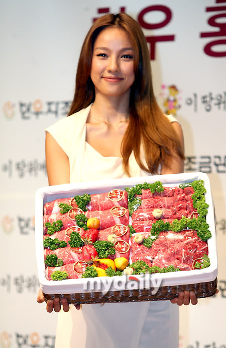 [Pics][14.07.10] Đại sứ cho thịt bò Hàn Quốc 2010 20100714122133463