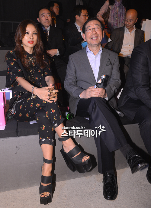 [Pics][27.03.13] Dự "F/W 2013 Seoul Fashion Week" của nhà thiết kế Steve J & Yoni P 20130327_1364371970.