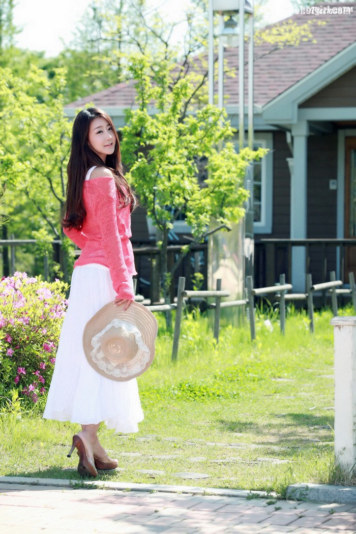 Park Hyun Sun – Outdoors in Red and White Park-Hyun-Sun-Outdoors-in-Red-and-White-11