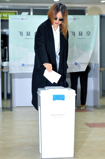 [Pics][121219] Hyori Votes for Presidential Election SPORTSSEOUL%252520%2525281%252529