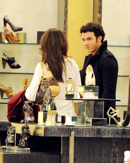 El Sr. Kevin Jonas y su Sra. van de Compras 012410J16_JONAS_NPG_02