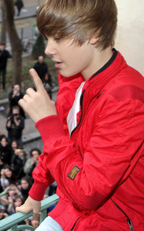 Es Justin Bieber Justin-bieber-paris-022310-1