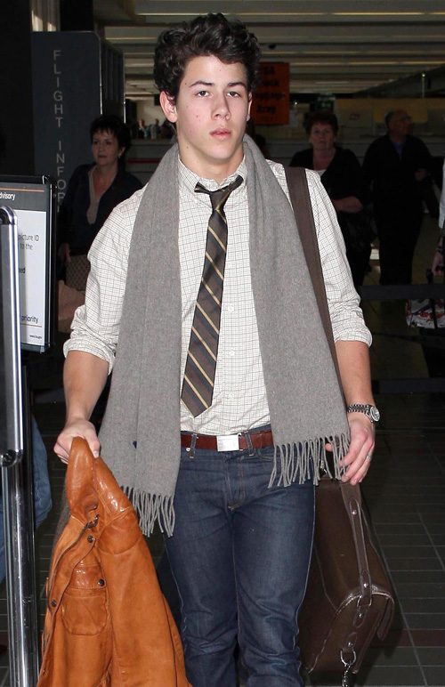 nick en el aeropuerto Jonas-brothers-fly-1179-10