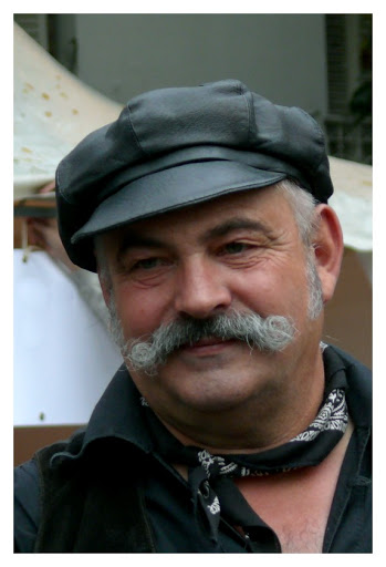 Fete des vendanges Montmartre,les photos L%27homme%20%C3%A0%20la%20moustache