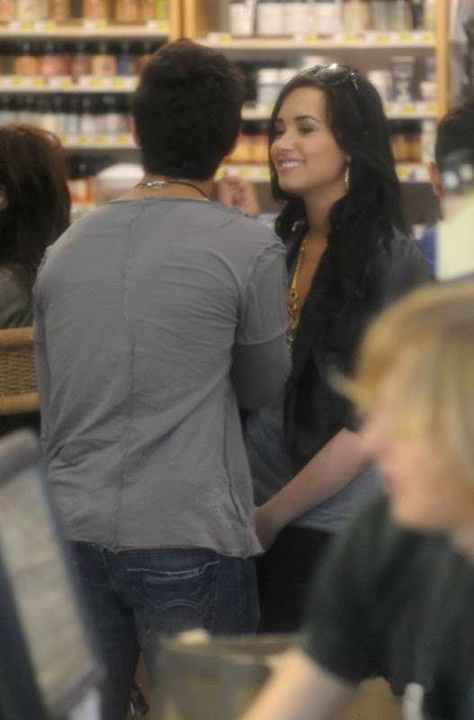 Joe y Demi besos y caricias. Joe-jonas-demi-lovato-giggly-grocery-25