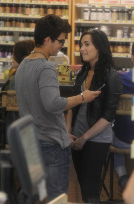 Joe y Demi besos y caricias. Joe-jonas-demi-lovato-giggly-grocery-10