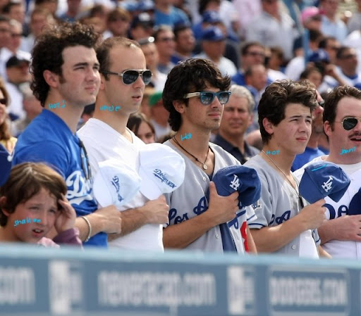 Jonas Brothers con Camilla Belle en el Juego! Jonas-dodger