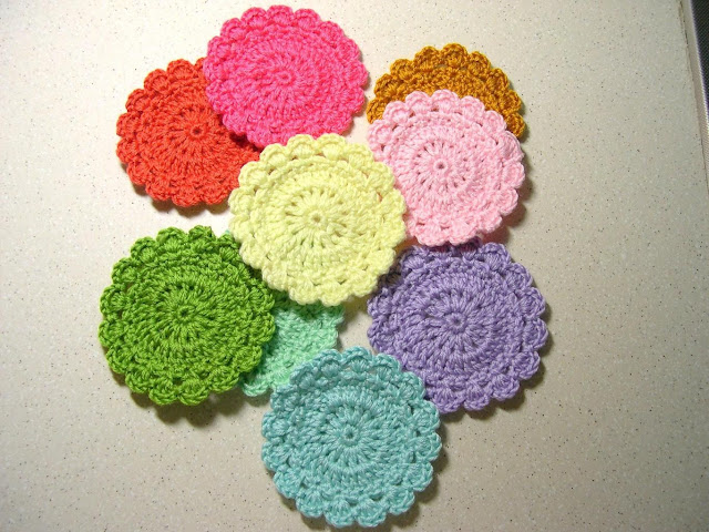 موديلات سهلة وبسيطة من الكروشي لتزيني بها مطبخك Handcrochet%20Doilies%20with%20different%20colors_2