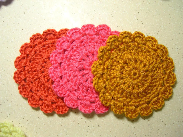 موديلات سهلة وبسيطة من الكروشي لتزيني بها مطبخك Handcrochet%20Doilies%20with%20different%20colors_5