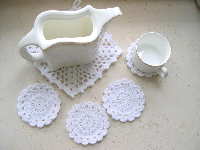 موديلات سهلة وبسيطة من الكروشي لتزيني بها مطبخك White%20Doily%20Set_1