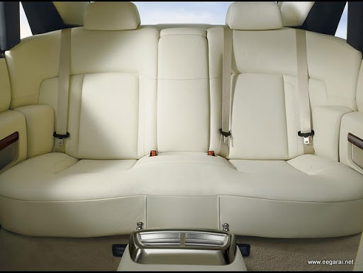 அசத்தலான ஆடம்பரக் கார் - Rolls Royce Ghost 2010 - Page 3 Image022