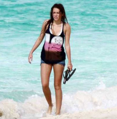 AL FIN ERES POSIBLE!~    NickJonas&tú <3     Comedia Romántica - Página 4 Miley-no-bikini-bahamas