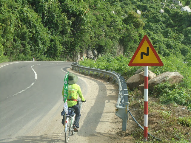 Hành trình xuyên Việt 2010: Những nẻo đường quanh co và đầy nắng gió… DSC01349