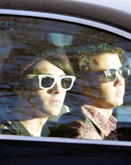 Joe y Kevin Jonas se protegen de los rayos Smashbox-brothers