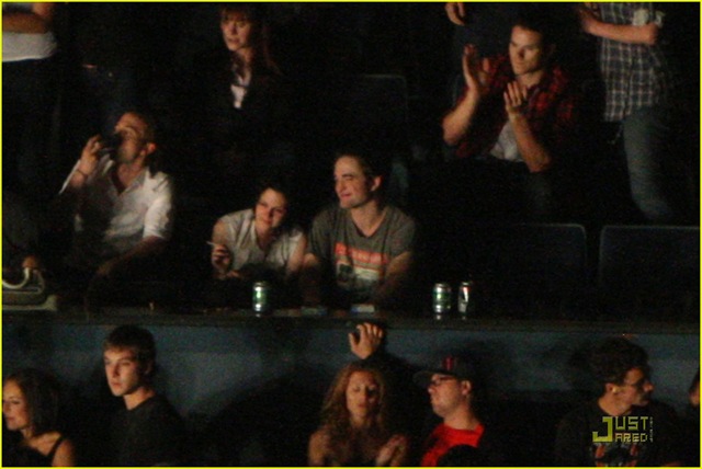 Robsten - Página 21 Robert-pattinson-kristen-stewart-concert-couple-12%5B5%5D