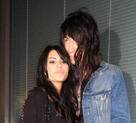 BESO DEMI & TRACE CYRUS O.O Trace-cyrus-kisses-demi-lovato-look-alike