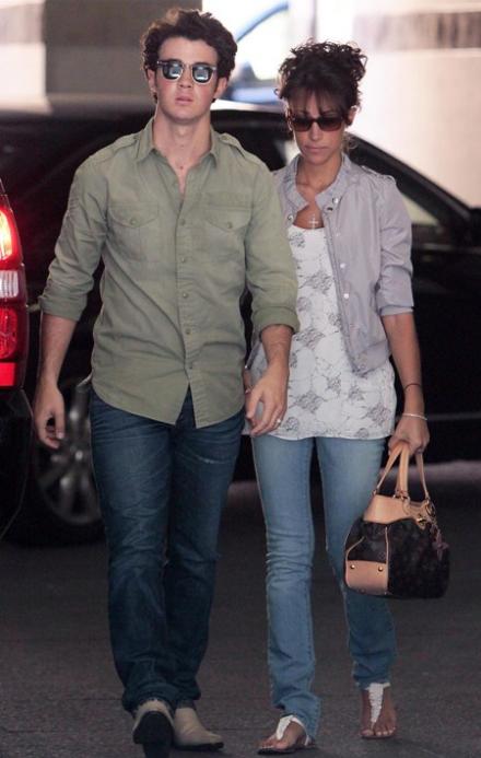 Kevin despide a Danielle en Toronto Kanielle-love-7