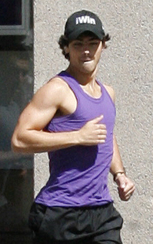 Joe Jonas un ATLETA en Toronto Joe-jonas-9109-1