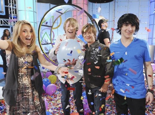 Disney Stars en noche de año nuevo ! Emily-osment-mitchel-musso-showdown-07