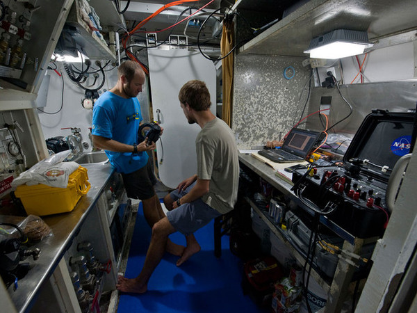 10 JOURS SOUS LES MERS(vie dans la capsule sous-marine) 8a7f6f33