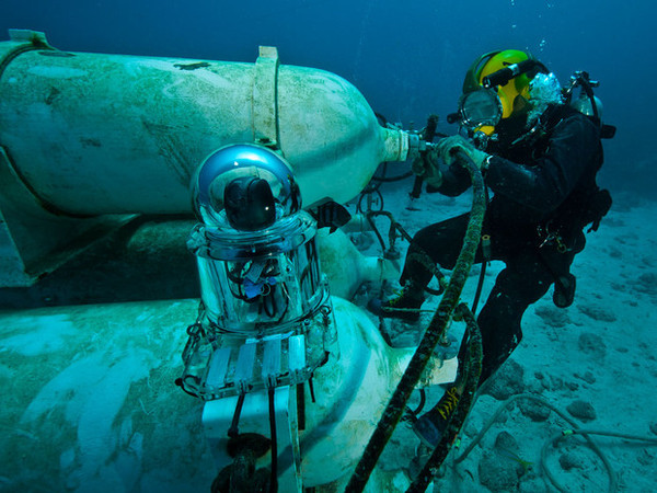 10 JOURS SOUS LES MERS(vie dans la capsule sous-marine) 90990048