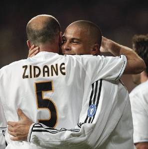 صور لعبيه العالم 2 P12_Ronaldo-zidane