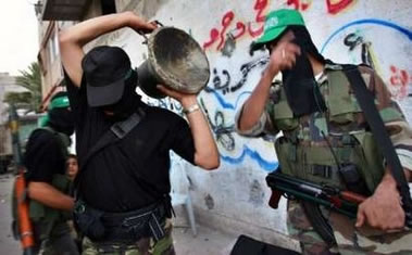 ما هذا السلاح الذي تعرضه حماس ؟؟ 20060627HamasIED03