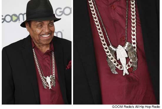 Joe Jackson aparece com pingente de Michael Jackson feito um anjo  1022-joe-jackson-necklace-credit