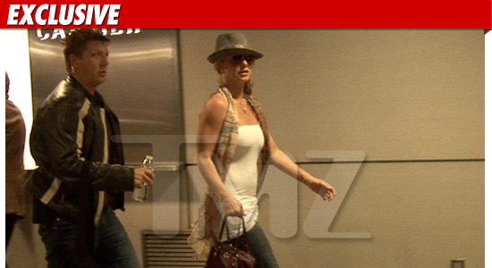 [Fotos, Vídeos] 01 Dez. - Britney a chegar ao escritório de Jason  120110-britney-spears-tmz-ex-4