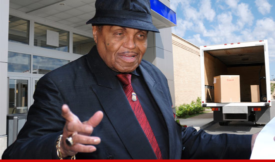 Joe Jackson acusa shopping de sabotar a venda de seu perfume 0430-joe-jackson-moving-mall-1