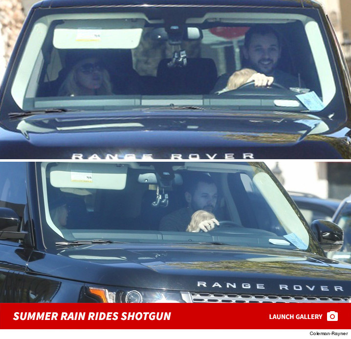 Noticias >> Christina Aguilera  [V]  - Página 30 0303-christina-kid-driving-launch-7b-1