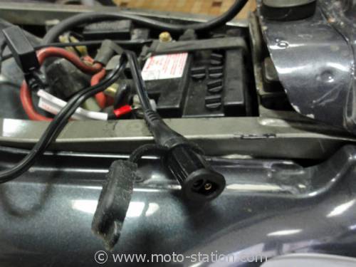 Batterie moto : Quel chargeur pour vaincre le froid et l'hiver ?  Chargeur-batterie_2-500x375