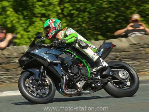 la nouvelle super sportive kawasaki H2  - Page 4 Tourist_Trophy_2015_Hillier_Kawasaki_H2R_acpz-500x375