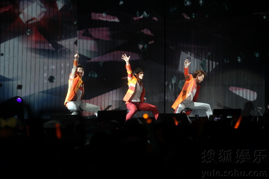 [1.5.12][News Pics] Shinhwa @ 430 Shanghai Concert  Img3715824_n