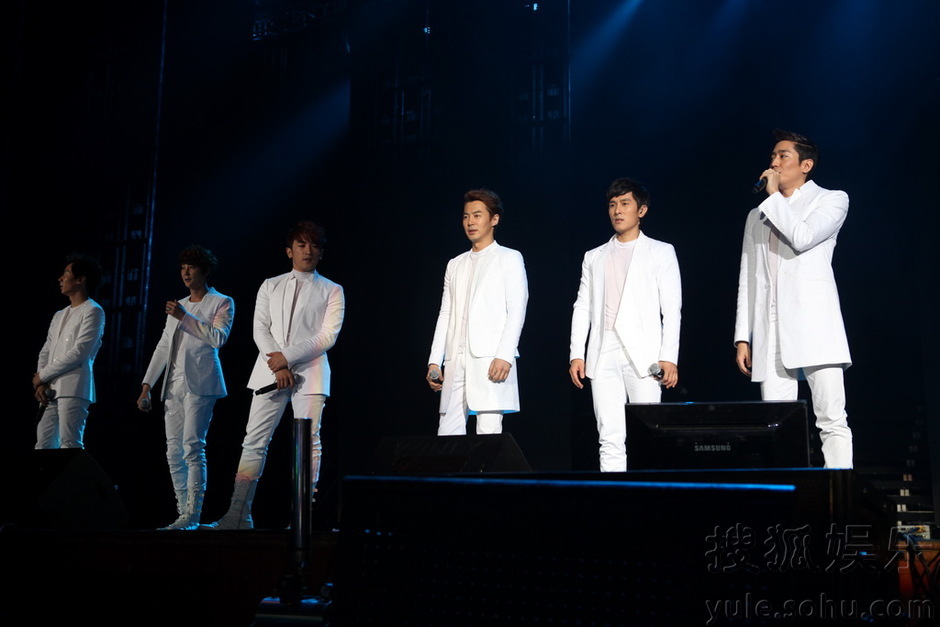 [1.5.12][News Pics] Shinhwa @ 430 Shanghai Concert  Img3715840_n