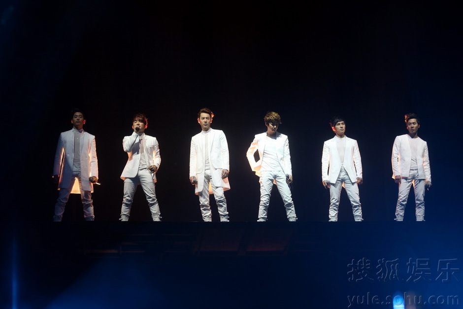 [1.5.12][News Pics] Shinhwa @ 430 Shanghai Concert  Img3715848_n