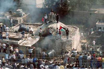 Matan a un israelí y turba de palestinos queman la Tumba de José Matan-un-israeli-turba-palestinos-queman-tumb-L-_JTyi3