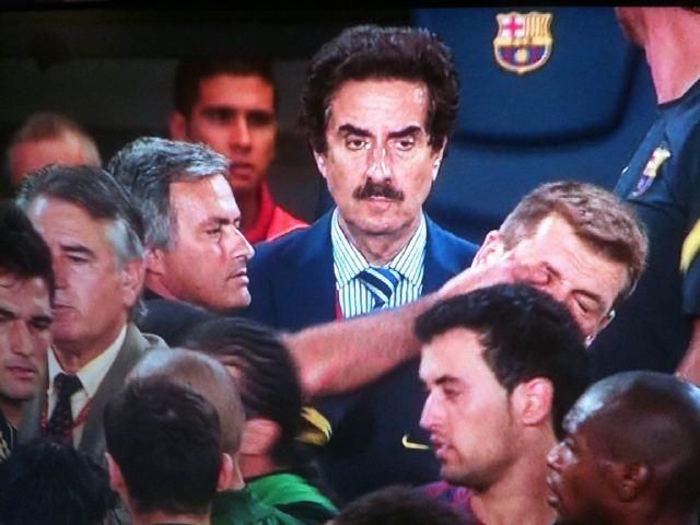 SUPERCOPA de ESPAÑA 2011 El-dedo-mourinho-el-ojo-vilanova-debe-abrir-u-L-xdUwVz